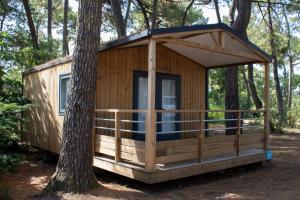 Grand-Village-PlageCamping Les Pins d'Oléron的树林中的一个树屋