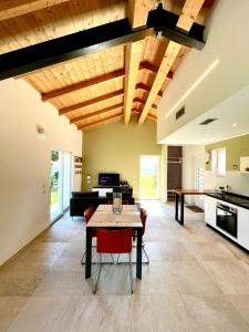 ein Wohnzimmer mit Tisch und Küche in der Unterkunft Wellness Hillside House In Le Marche in Recanati