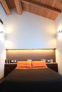 ein Schlafzimmer mit einem Bett mit einer orangefarbenen Decke in der Unterkunft Wellness Hillside House In Le Marche in Recanati