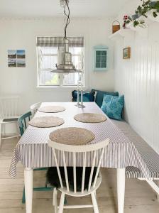 Khu vực ghế ngồi tại Cozy Summer House Close To Bisnap Beach