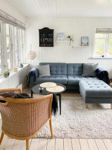 Khu vực ghế ngồi tại Cozy Summer House Close To Bisnap Beach