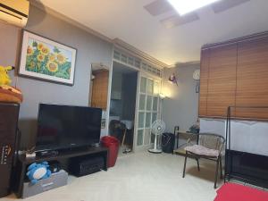 TV a/nebo společenská místnost v ubytování Quiet Accommodation Next to Geumho River