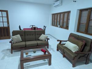 Cozy 3 Bdr at Praia Da Laginha في منديلو: غرفة معيشة مع أريكة وطاولة قهوة