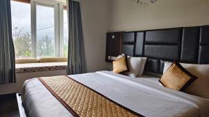 Кровать или кровати в номере Yantra Resort, Ooty