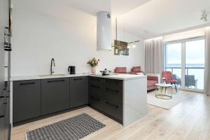 Fotografie z fotogalerie ubytování Elegant Apartment with Balcony and Underground Parking by Noclegi Renters v destinaci Zaspa