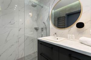 Koupelna v ubytování Elegant Apartment with Balcony and Underground Parking by Noclegi Renters