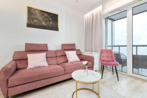 Posezení v ubytování Elegant Apartment with Balcony and Underground Parking by Noclegi Renters