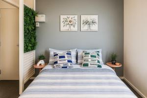 En eller flere senge i et værelse på St Kilda Breeze Cosy Oasis