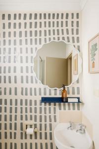 um banheiro com pia e espelho em St Kilda Breeze Cosy Oasis em Melbourne