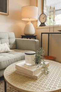 uma sala de estar com uma mesa de centro com livros em St Kilda Breeze Cosy Oasis em Melbourne