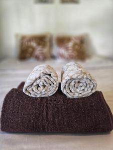 twee opgerolde touwen liggen op een bruine handdoek bij 4 Amigos El Zonte in ChiltiupÃ¡n