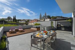 een terras met een tafel en stoelen op een balkon bij Casa Tabaibo by An Island Apart in Funchal