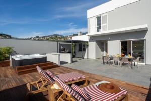 een huis met een terras met een tafel en stoelen bij Casa Tabaibo by An Island Apart in Funchal