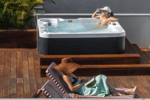 een vrouw in een badkuip met een andere vrouw erin bij Casa Tabaibo by An Island Apart in Funchal +56 foto's