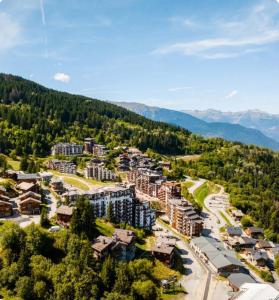 eine Luftaufnahme einer Stadt in den Bergen in der Unterkunft Résidence Atrey 205 Clés Blanches Courchevel in Courchevel