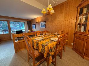 ein Esszimmer mit Tisch und Stühlen in der Unterkunft Résidence Atrey 205 Clés Blanches Courchevel in Courchevel