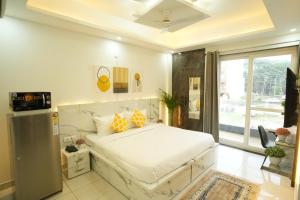 Postel nebo postele na pokoji v ubytování Luxury Studio Apartment with Kitchenette & Private Balcony ,Gurugram