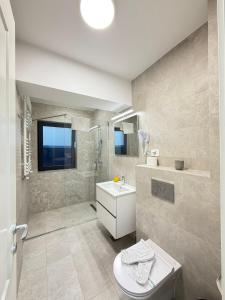 Et badeværelse på Luxury Glam Apartments Unique Building near Palas