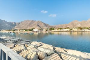 Luxury 3BR Retreat with Assistant Room and Outdoor Pool, Breathtaking Mountain Views, Close to Fujairah Beautiful Beaches, Al Dana Island, Fujairah by Deluxe Holiday Homes