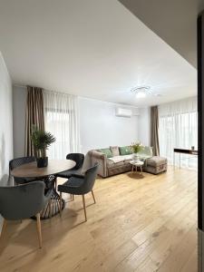 Et opholdsområde på Luxury Glam Apartments Unique Building near Palas