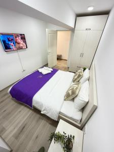 En eller flere senge i et værelse på Luxury Glam Apartments Unique Building near Palas