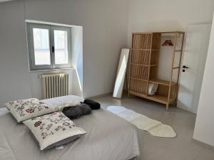 La Casa nel Borgo في نوسيرا أومبرا: غرفة نوم بسرير ومخدتين ونافذة