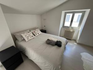 La Casa nel Borgo في نوسيرا أومبرا: غرفة نوم مع سرير مع حقيبة ظهر عليه