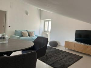 La Casa nel Borgo في نوسيرا أومبرا: غرفة معيشة بها أريكة وطاولة