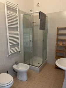 Un baño con ducha, inodoro y lavabo. en La Casa nel Borgo, en Nocera Umbra