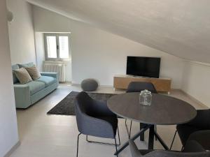 La Casa nel Borgo في نوسيرا أومبرا: غرفة معيشة بها طاولة وأريكة