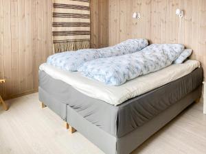2 almohadas encima de un colchón en New Cabin With Mountain View In Bittermark, Trysil, en Trysil 17 fotos más