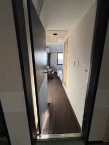 彦根市にある彦根びわこホテル無料駐車場ありペット同伴可のホテルの部屋に通じる廊下と部屋に通じる廊下