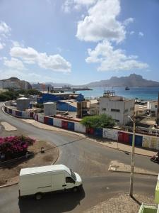 Cozy 3 Bdr at Praia Da Laginha في منديلو: سيارة فان بيضاء توصل لشارع