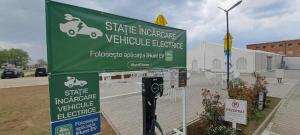 a sign in a parking lot with a parking meter at Europa Ocna Mures in Ocna-Mureşului