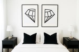 Un pat sau paturi într-o cameră la The Boutique Houses - Hebrew Quarter