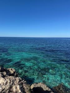 un grande bacino d'acqua con rocce e acqua limpida di CasAmare a Pizzolungo Altre 21 foto