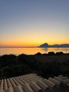 vista sul tramonto dal tetto di un edificio di CasAmare a Pizzolungo