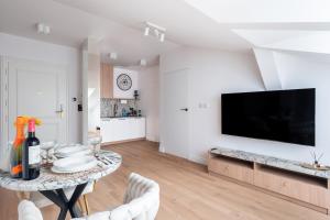 TV a/nebo společenská místnost v ubytování Bałtyk Luxury Residence Old Hotel Seeblick Apt 304