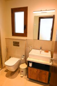 Koupelna v ubytování Wateera Jebel Sifah-Beachfront + 12 fotografií