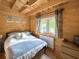 En eller flere senge i et værelse på The Cabin