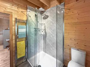Et badeværelse på The Cabin + 13 billeder
