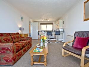 Et opholdsområde på Apartment 2 Waters Edge + 11 billeder