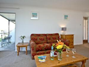 Et opholdsområde på Apartment 2 Waters Edge