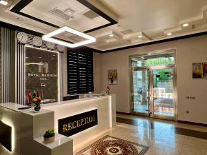 バクーにあるRoyal Mansion Hotelの建物内の受付のあるロビー
