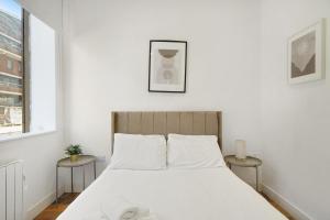 Giường trong phòng chung tại Stylish Feltham Studio near Station Shops 41