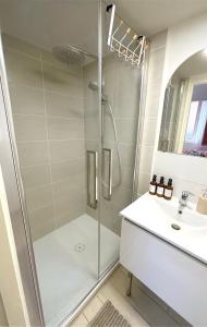 a bathroom with a shower and a sink at Le Milano - Studio Centre ville - Romans in Romans-sur-Isère