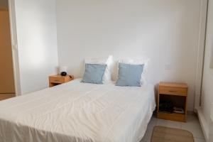 En eller flere senge i et værelse på Villa Bertaud B4 les pieds dans l'eau + 14 billeder