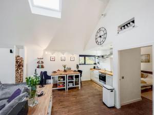 The Mill في West Linton: مطبخ وغرفة معيشة مع أريكة وطاولة