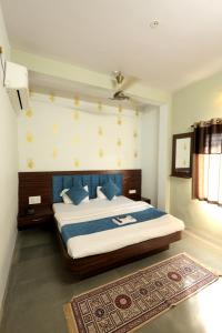 Postel nebo postele na pokoji v ubytování Hotel Shivalay Palace