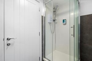 Ένα μπάνιο στο Light And Bright Apartment In The Middle Of Andover +8 φωτογραφίες